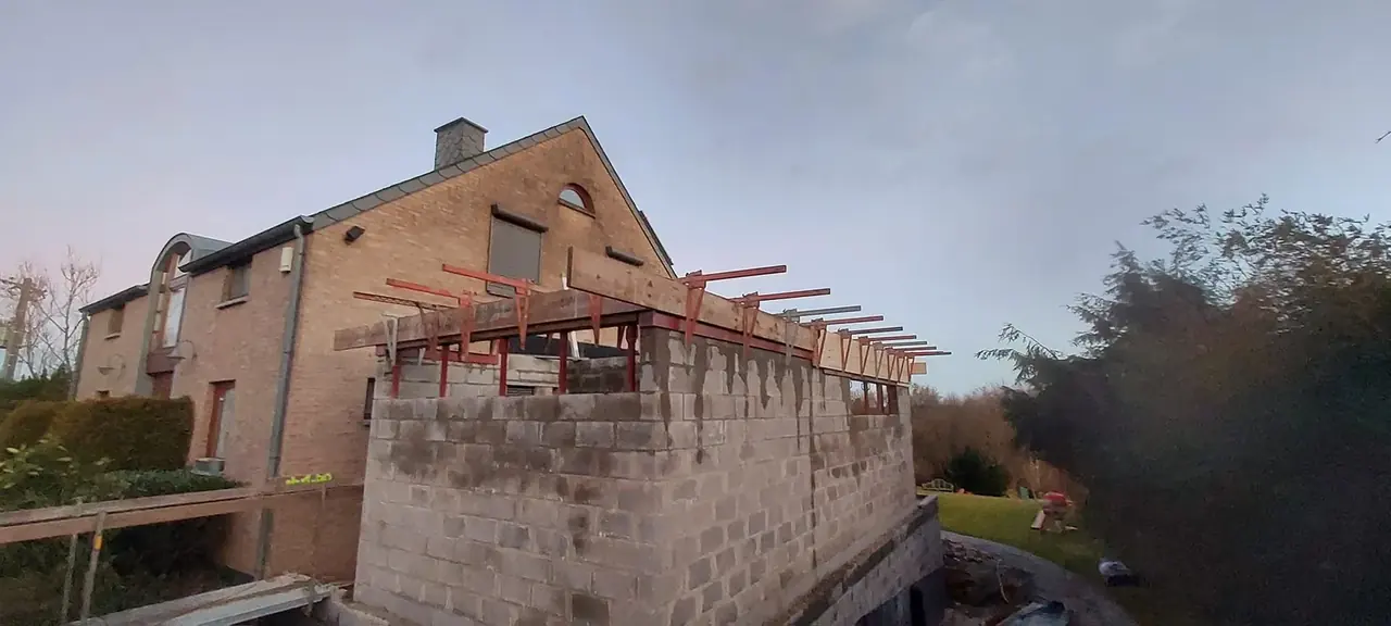 Annexe en blocs avec charpente, vue de côté
