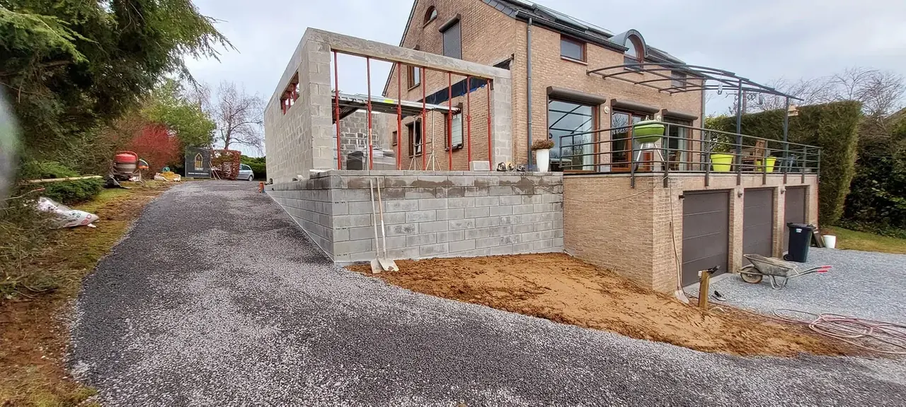 Maison avec annexe en blocs et charpente, vue de la voie d'accès