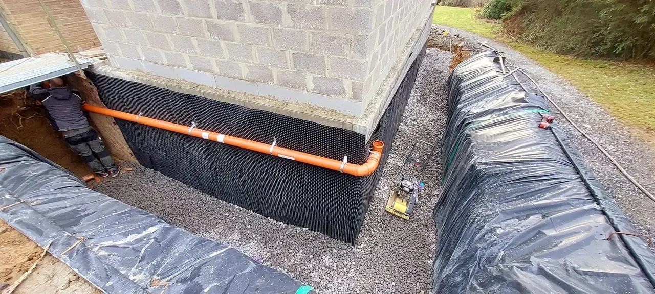 Angle de l'annexe sur soubassement bitumé avec tuyau orange