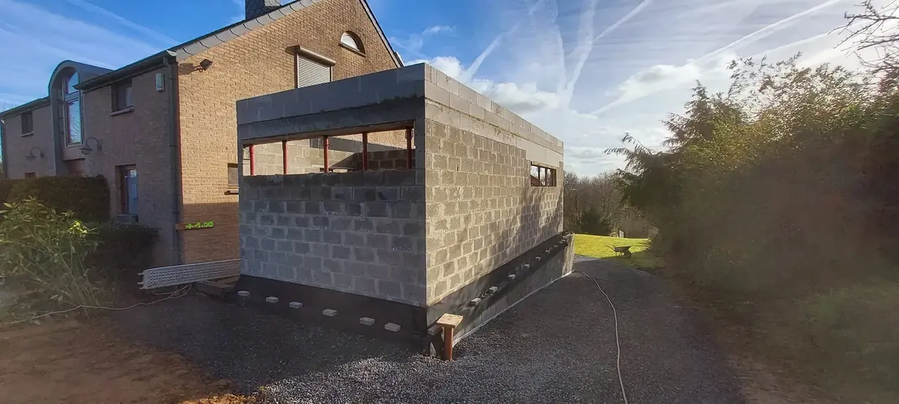 Annexe en blocs vue de côté sous un ciel dégagé