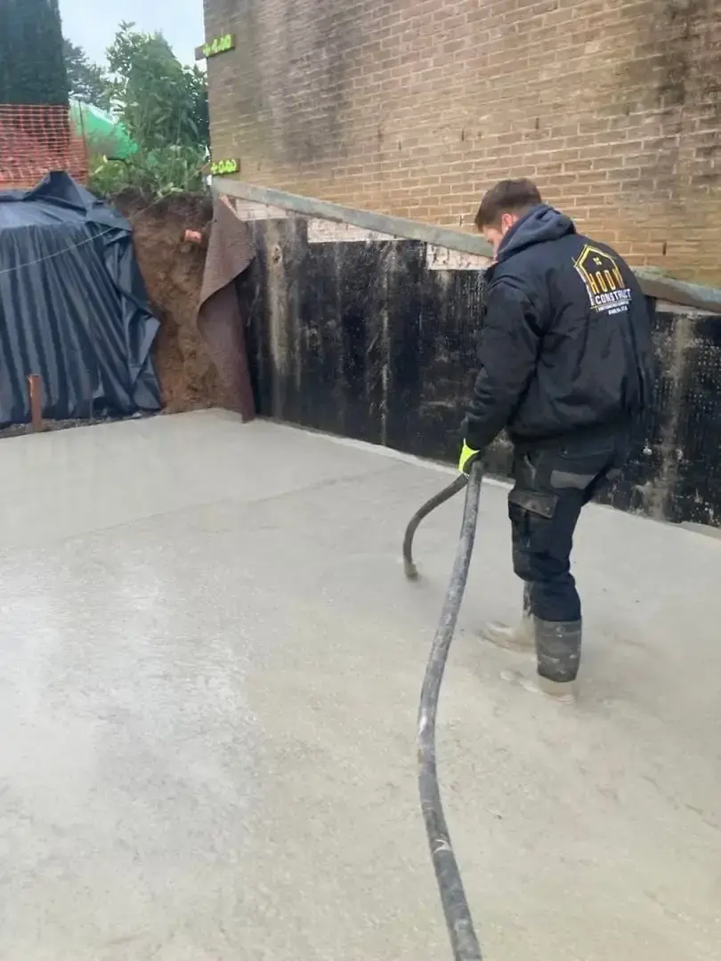 Dalle de béton coulée avec tuyau de la pompe