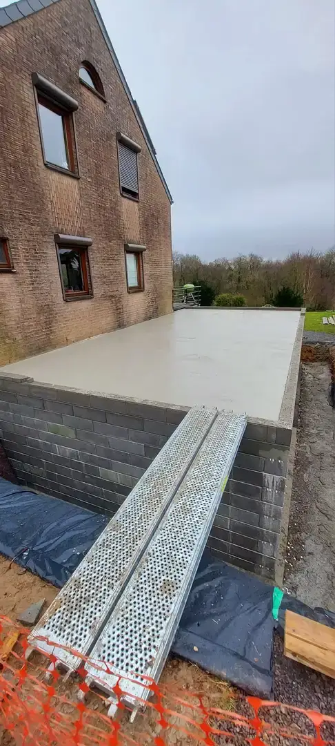 Annexe en blocs avec dalle de couverture et passerelle métallique