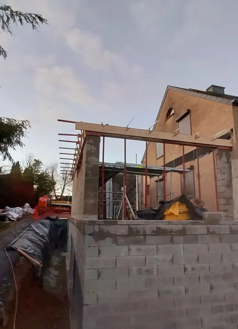 Structure de l'annexe avec charpente et murs de blocs