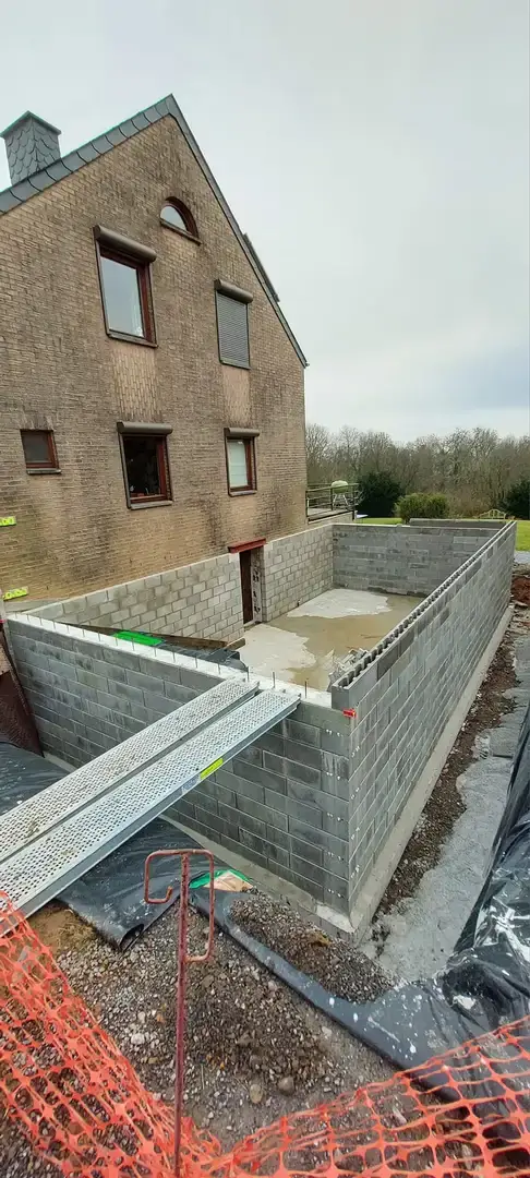 Murs de blocs de l'annexe en cours de montage