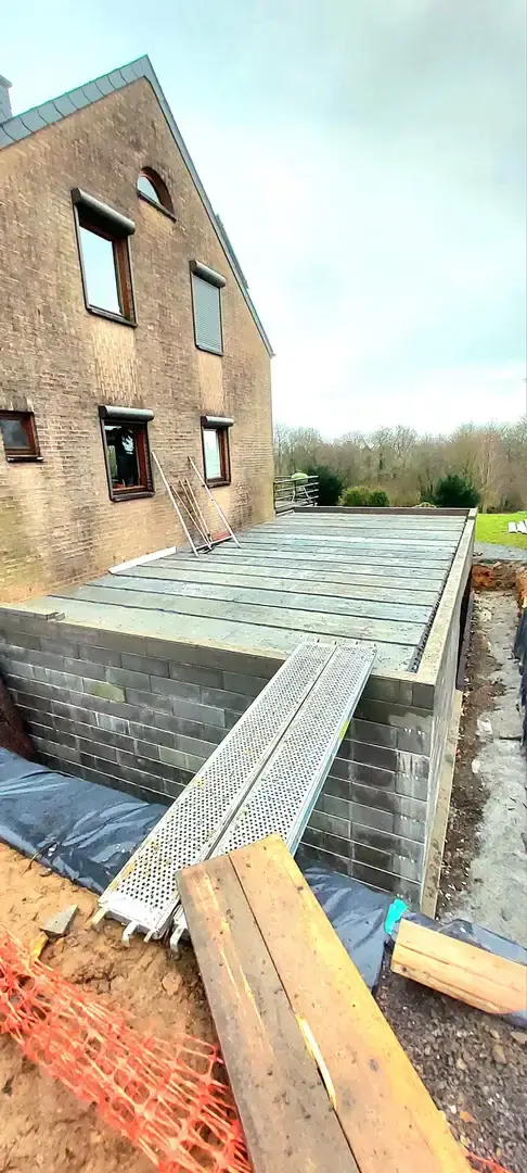 Annexe en blocs avec dalle de couverture et passerelle