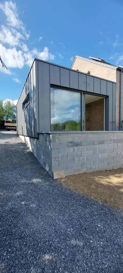 Annexe terminée avec bardage zinc et grande fenêtre