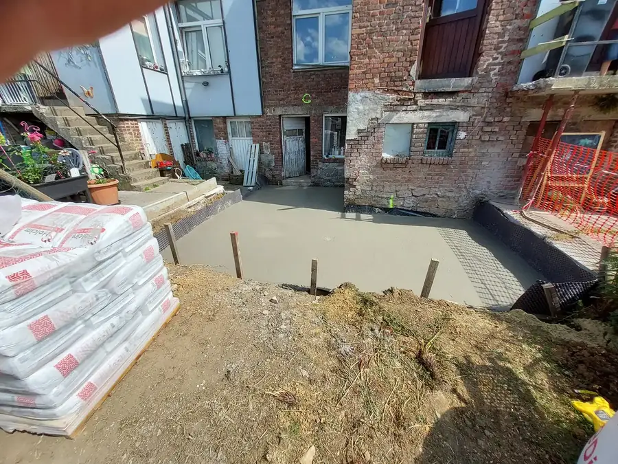 Dalle de béton coulée à l'arrière d'une maison