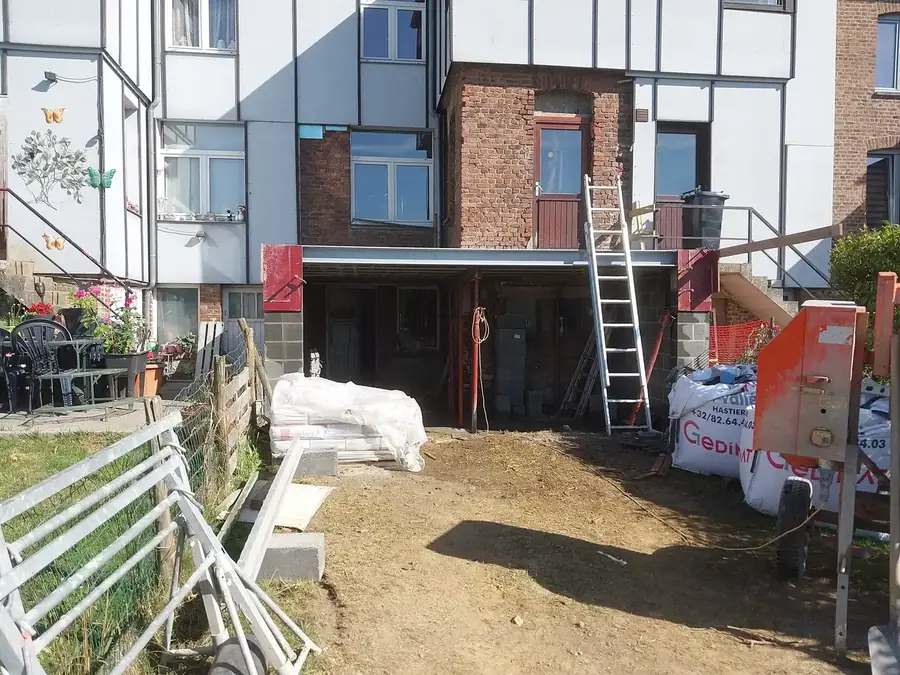 Arrière de maison avec échelle et ouverture dans le mur