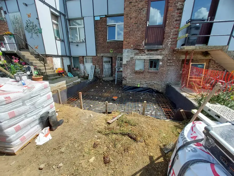 Armatures posées pour la dalle derrière une maison mitoyenne