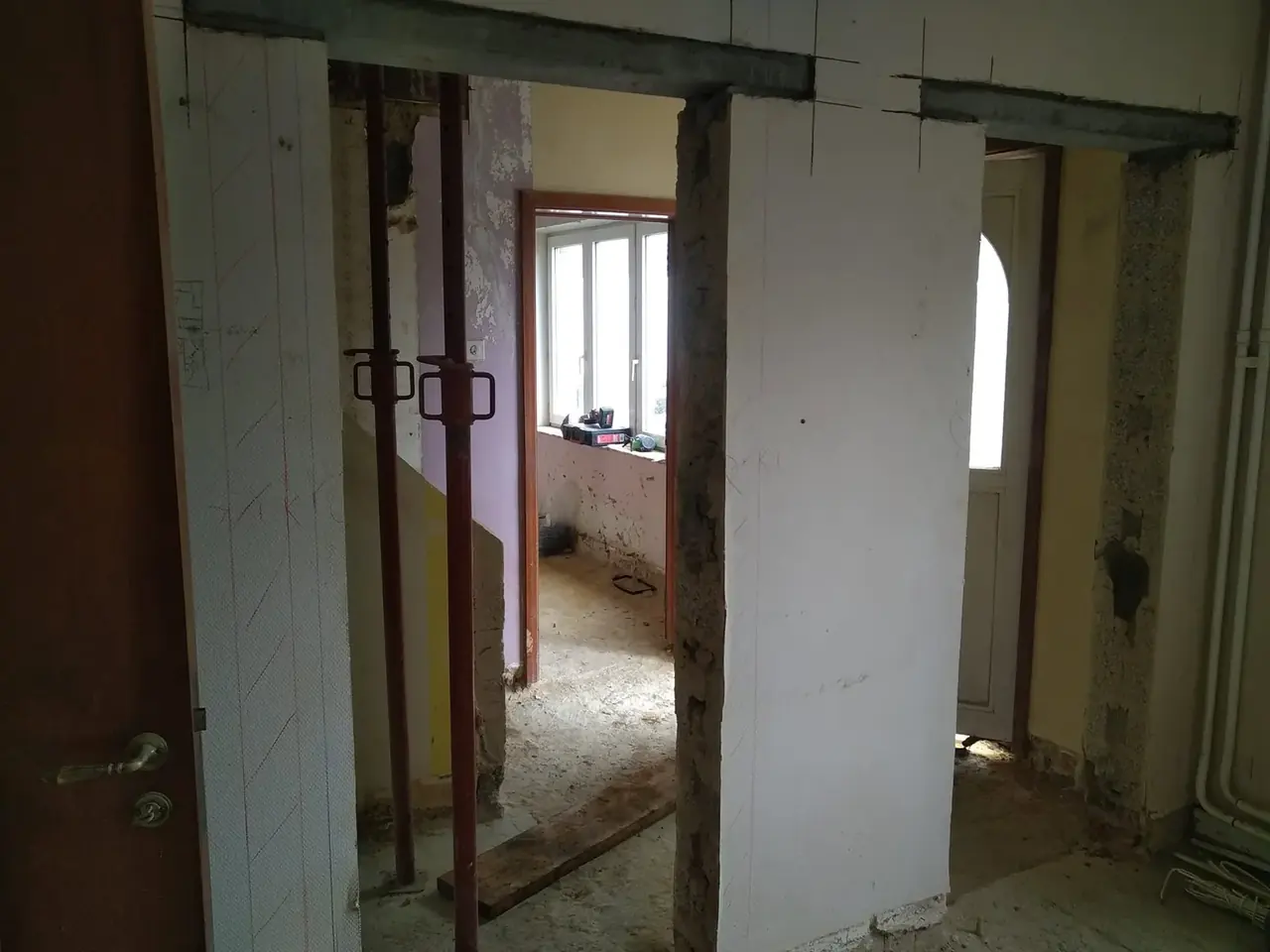 Ouverture dans un mur avec étais en bois