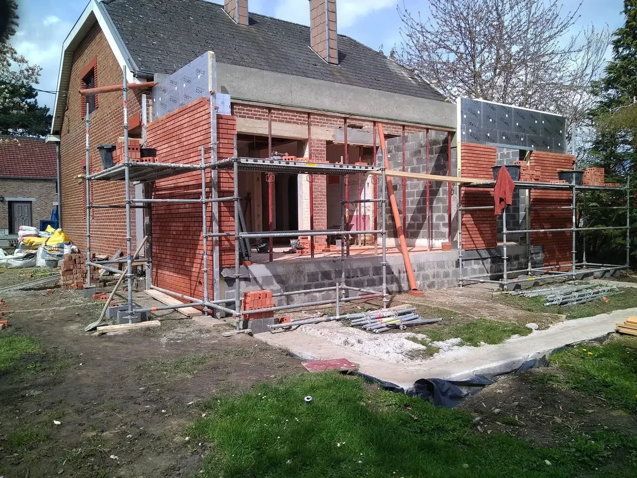 Maison en briques avec annexe en cours de maçonnerie