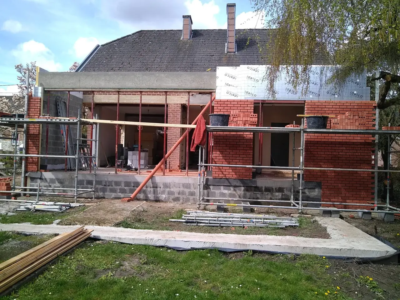 Annexe en briques en cours de montage, vue du jardin