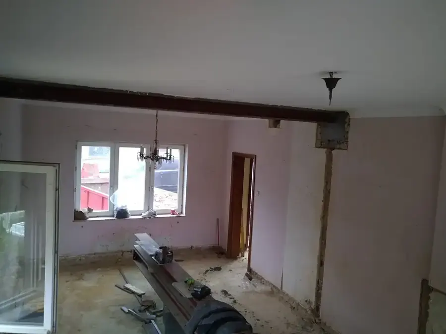 Pièce de la maison avant transformation, poutre au plafond