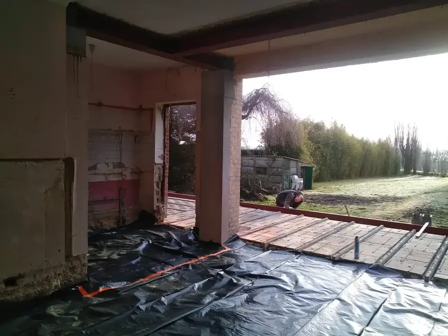 Intérieur d'une maison ouverte avec poutres métalliques