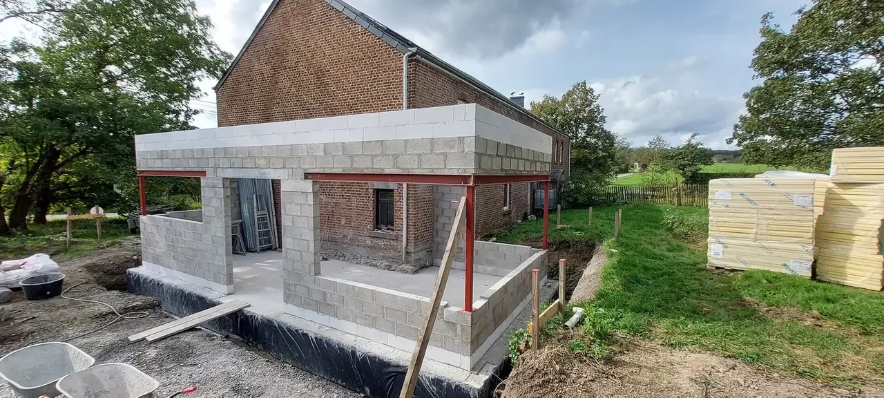 Annexe en blocs avec poutre métallique et isolant