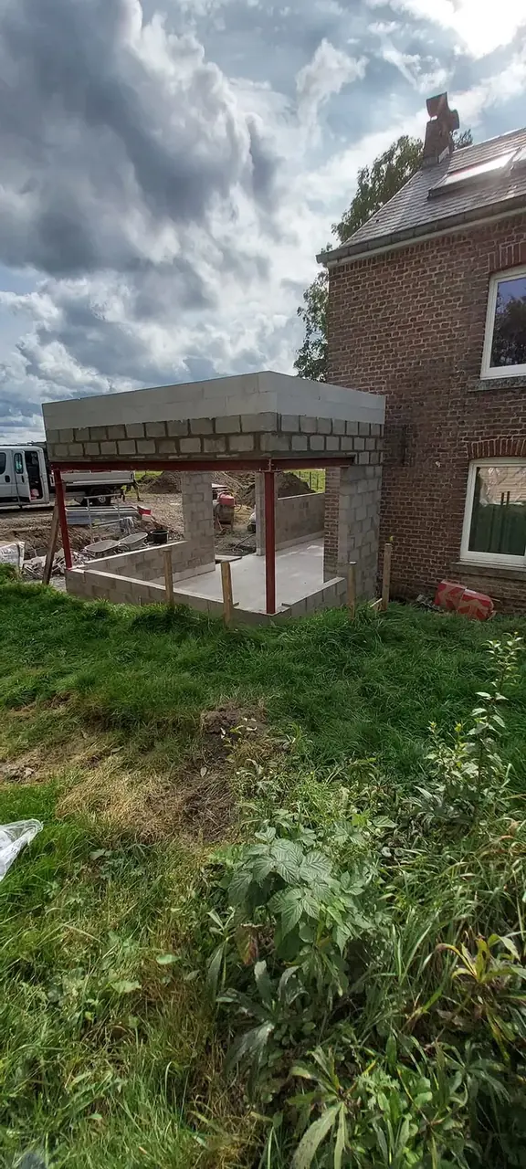 Annexe en blocs vue depuis le jardin, ciel nuageux