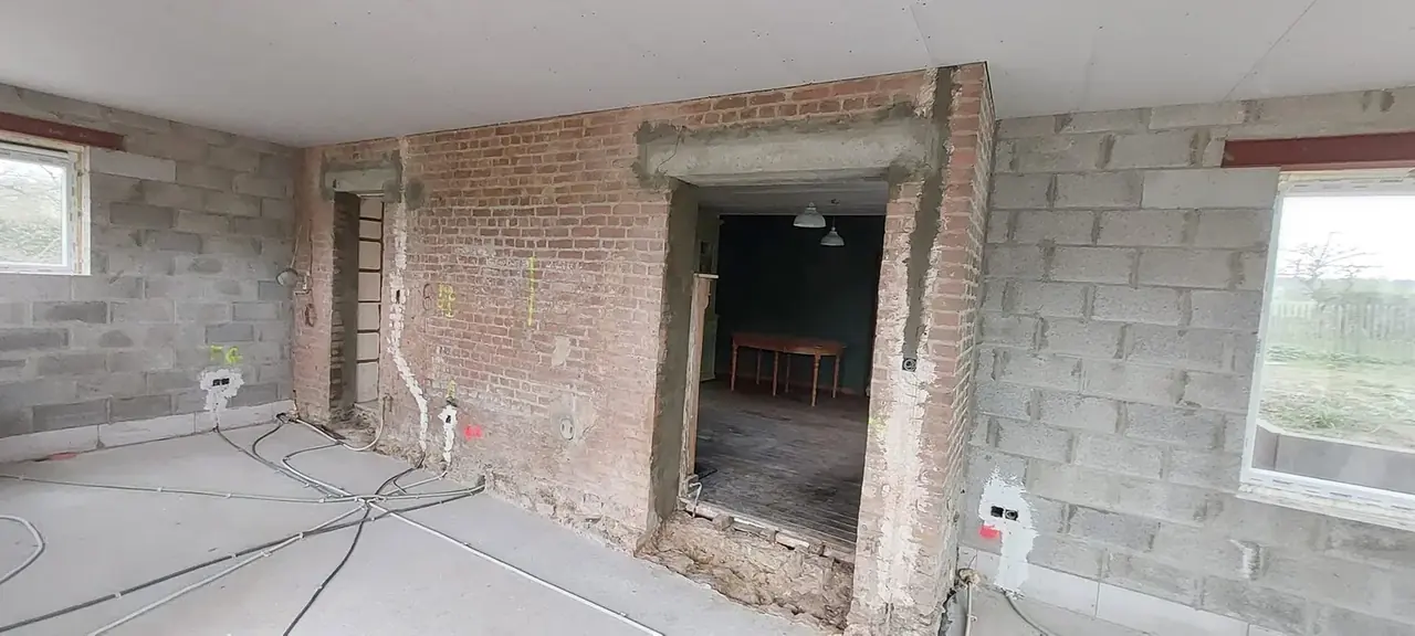 Intérieur de l'annexe avec ouverture dans le mur en briques
