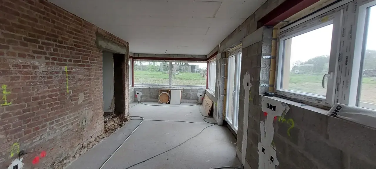 Intérieur de l'annexe en blocs avec grandes fenêtres