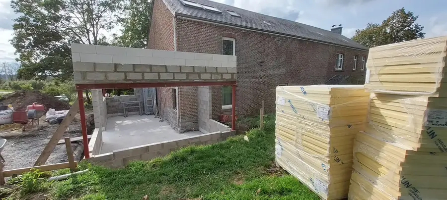 Annexe en blocs et palettes d'isolant jaune