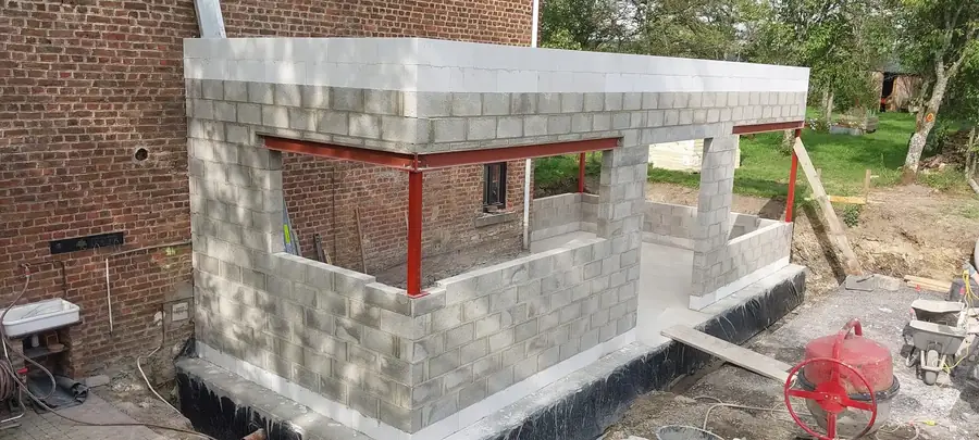 Murs de blocs de l'annexe avec poutre métallique rouge
