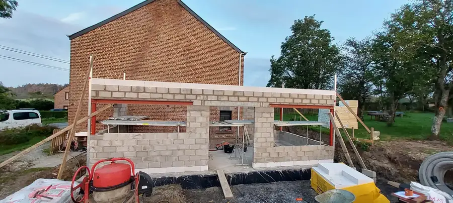Annexe en blocs en cours de montage contre la maison