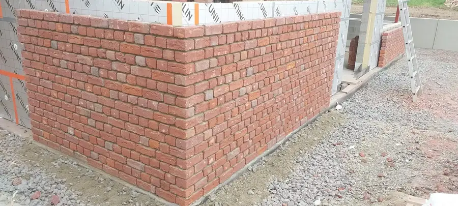 Angle de mur en briques rouges collées sans joint