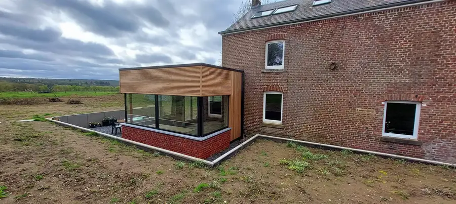Annexe vue de côté avec bardage bois et grande baie vitrée