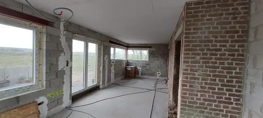 Intérieur de l'annexe avec portes-fenêtres vers le jardin