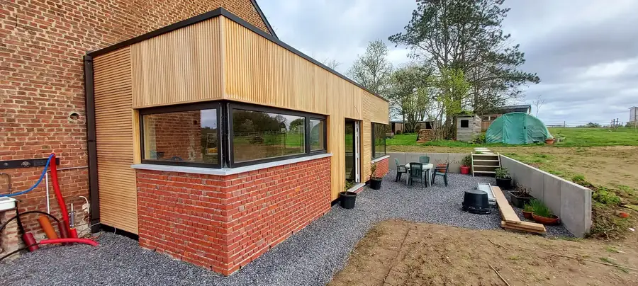 Annexe terminée vue depuis la terrasse en gravier