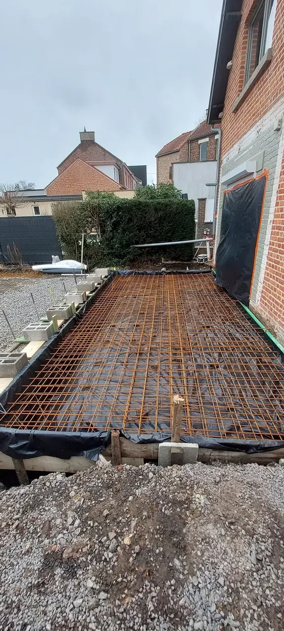 Armatures de la dalle de l'annexe le long de la maison
