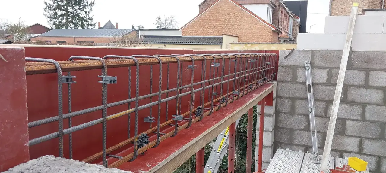Poutre métallique rouge et murs en blocs