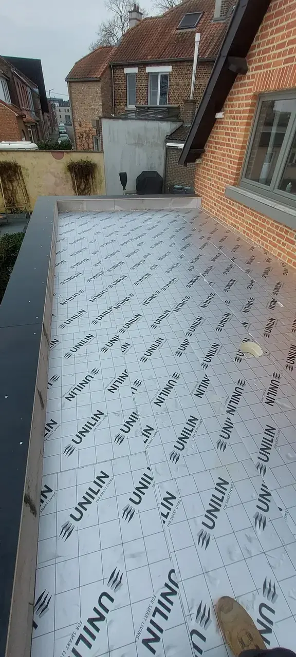 Isolant de toiture plate posé le long d'une fenêtre