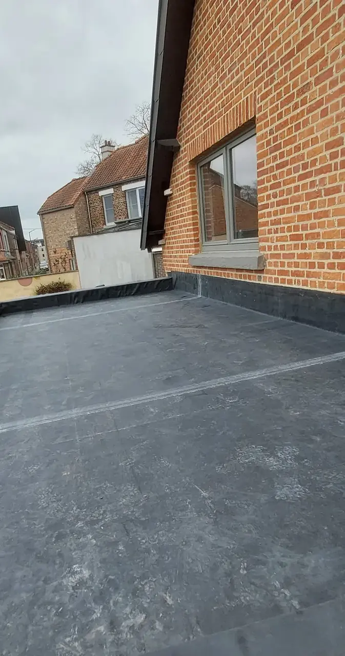 Toiture plate terminée avec membrane sombre