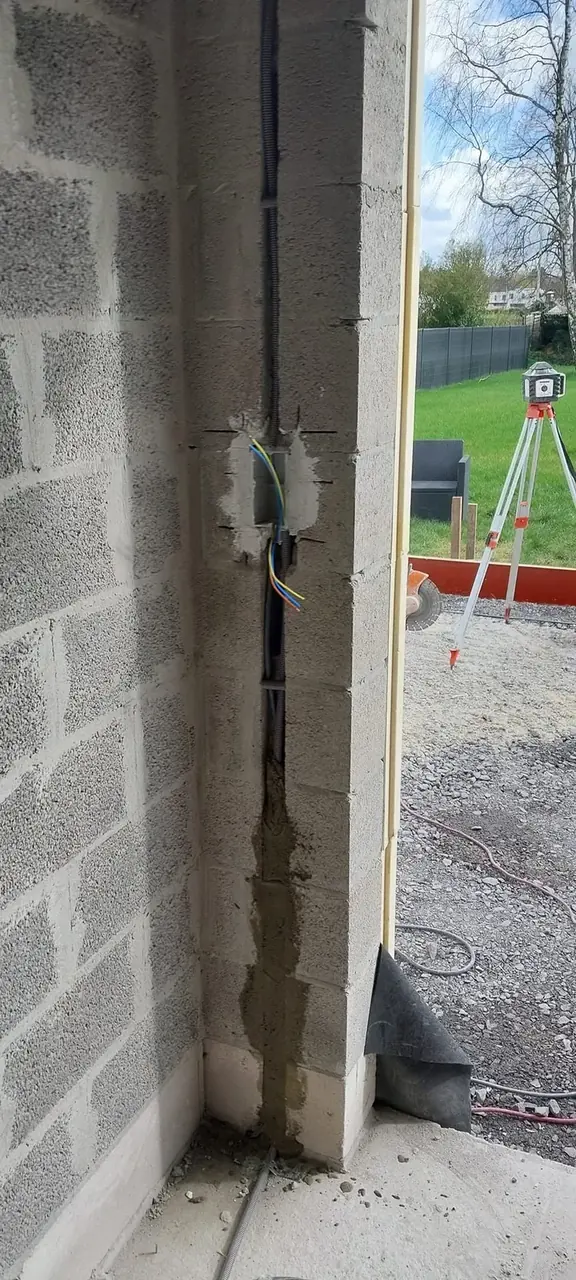 Mur de blocs avec boîtier électrique en attente