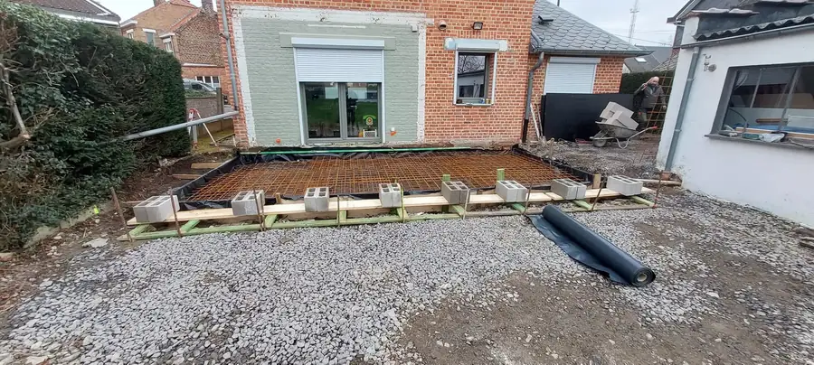 Coffrage de l'annexe devant la maison en briques