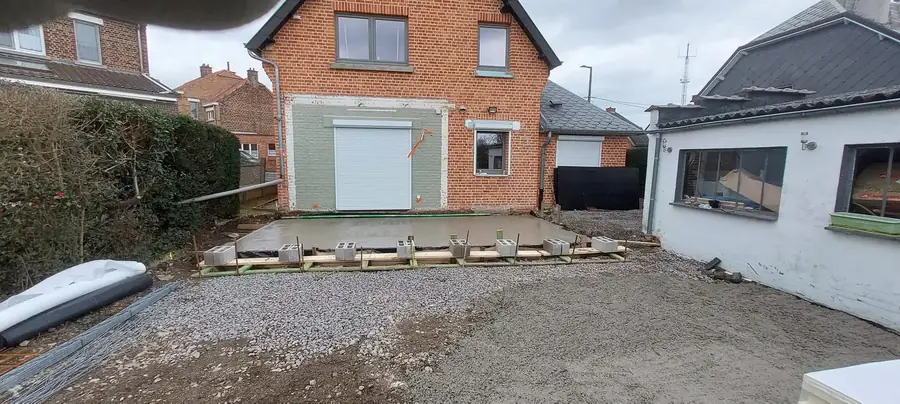 Coffrage de dalle devant la maison en briques