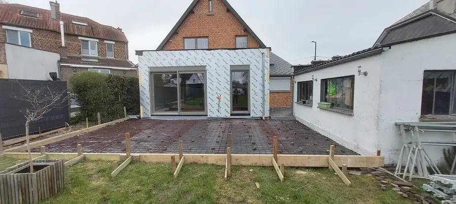 Coffrage de dalle avec armatures devant la maison
