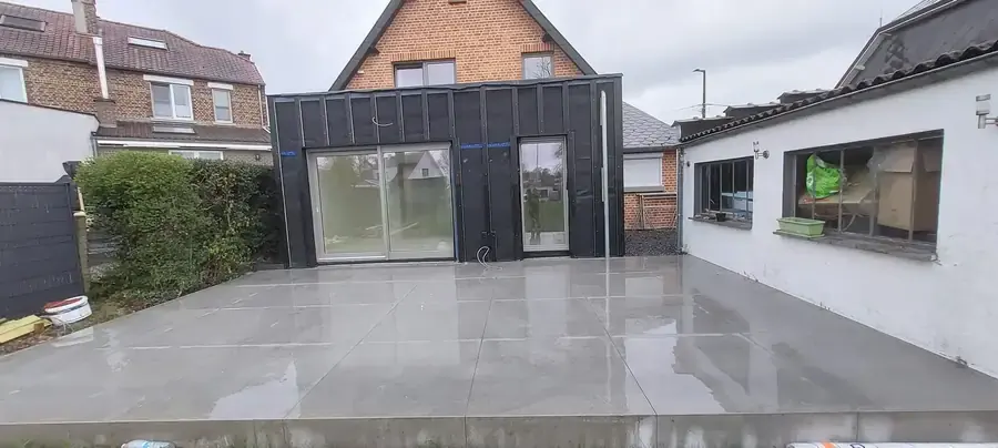 Annexe avec baie vitrée et terrasse en dalles mouillées