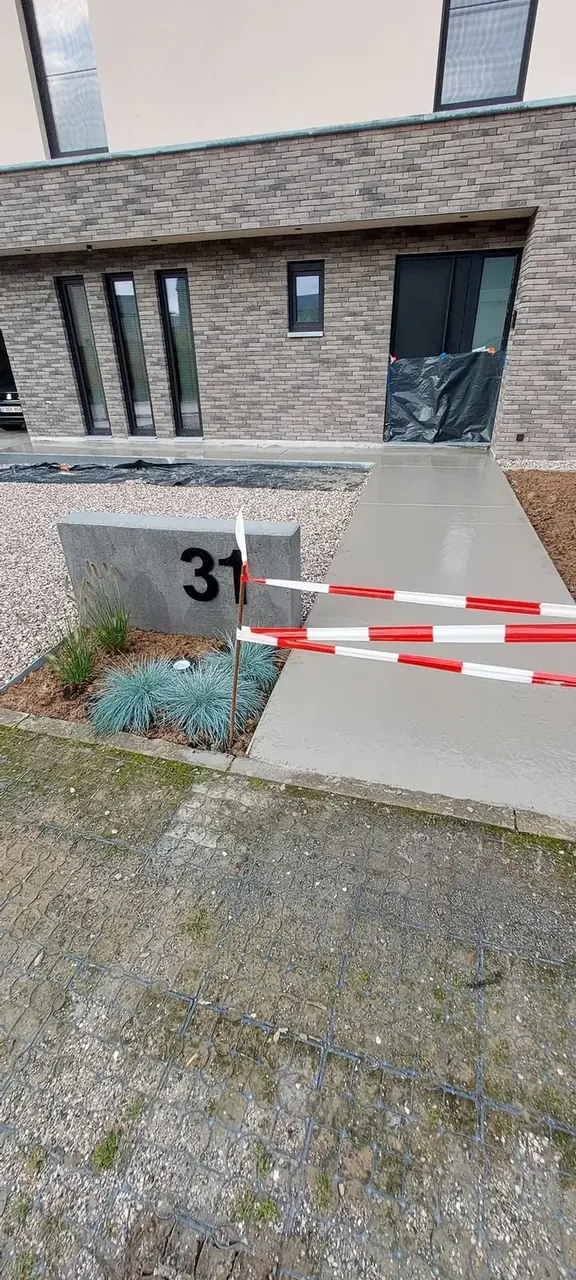 Allée en béton fraîchement coulé avec ruban de chantier