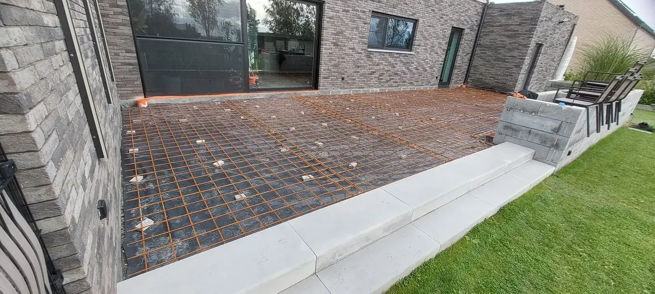 Armatures de la terrasse et marche en béton