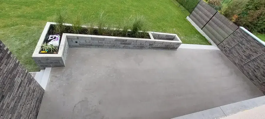 Terrasse en béton lissé avec jardinière en béton