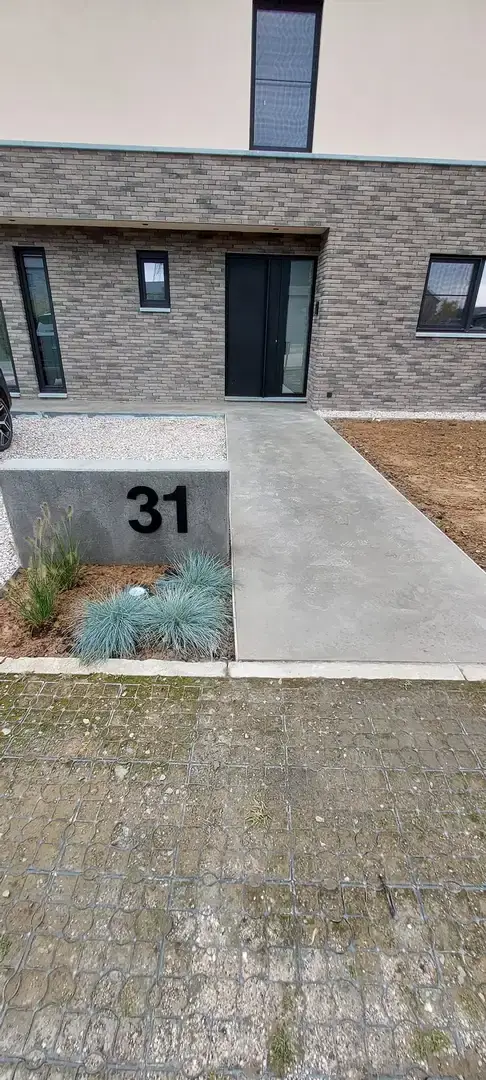 Allée en béton lissé avec numéro de maison