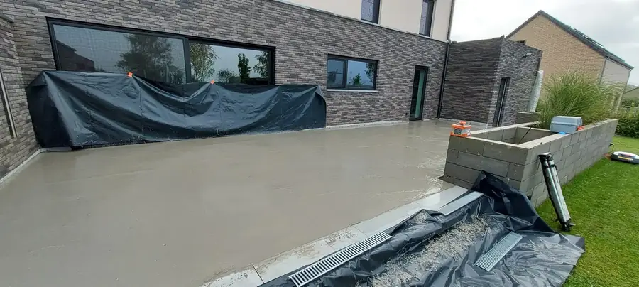 Béton fraîchement coulé protégé par une bâche