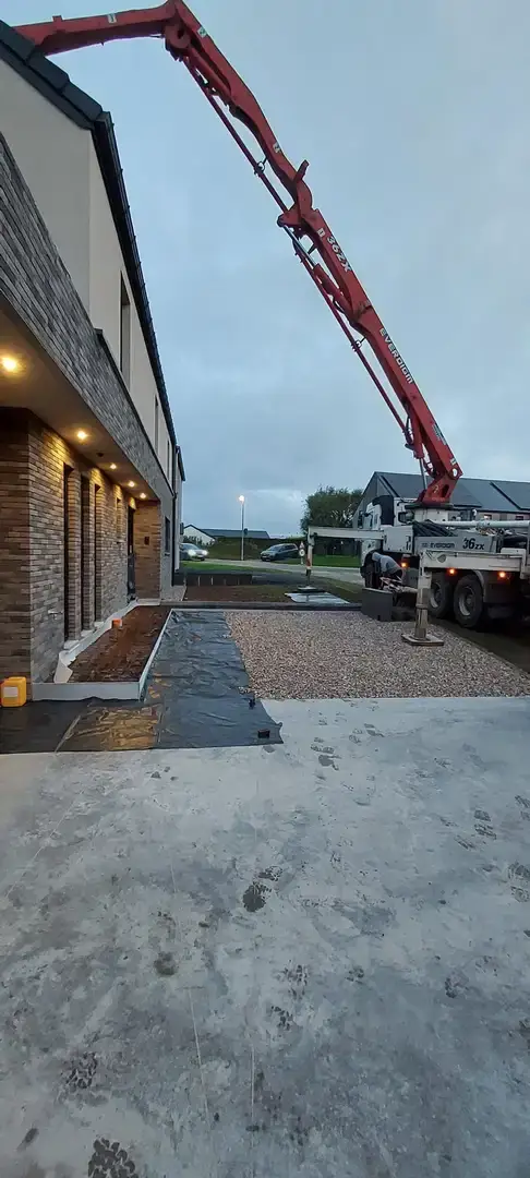 Camion-pompe qui coule la terrasse en fin de journée