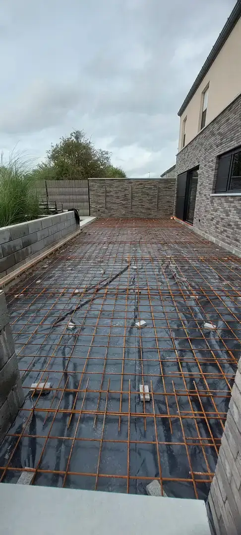 Armatures de la terrasse devant la façade sombre