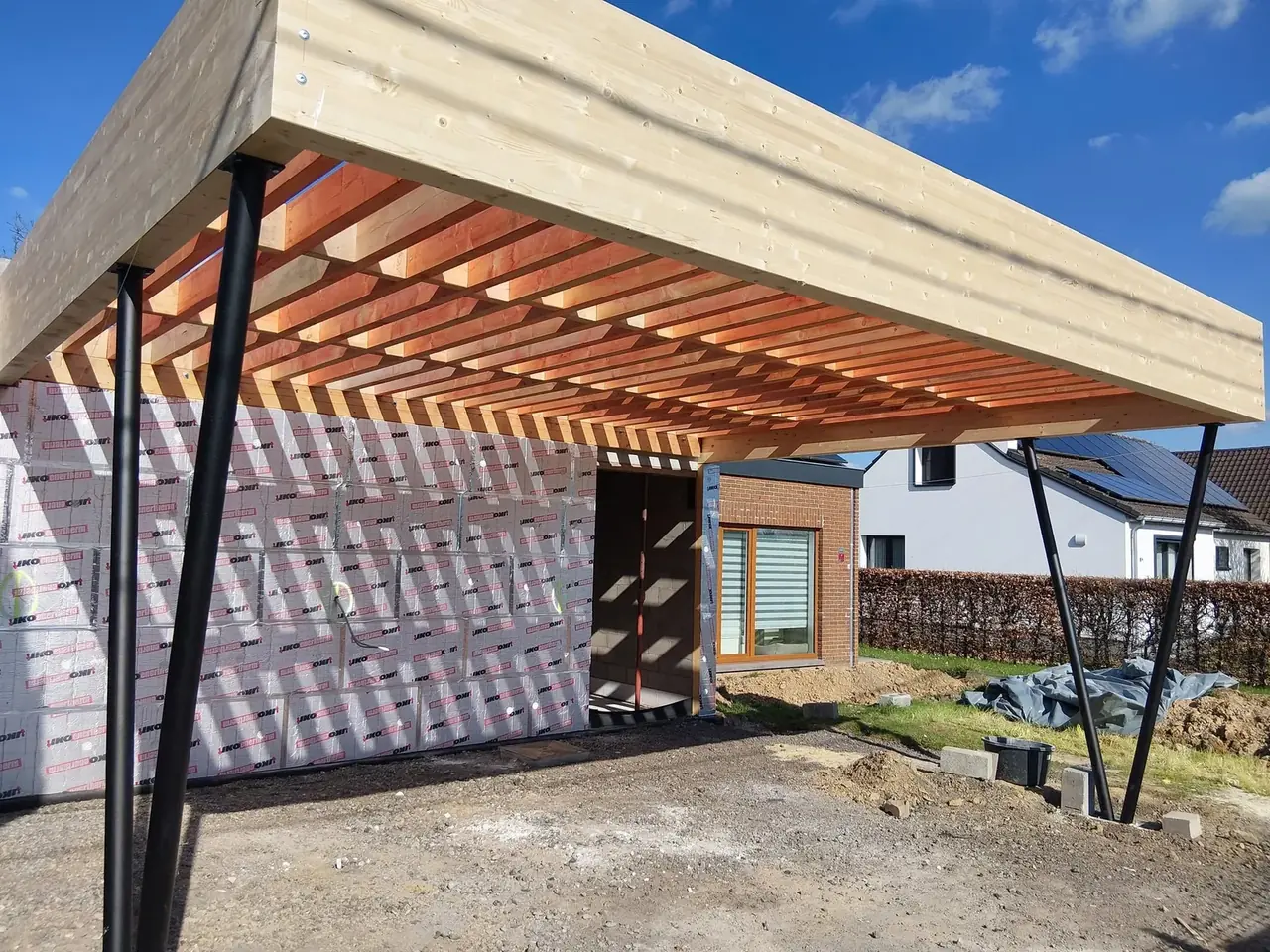 Carport avec charpente en bois et structure en acier
