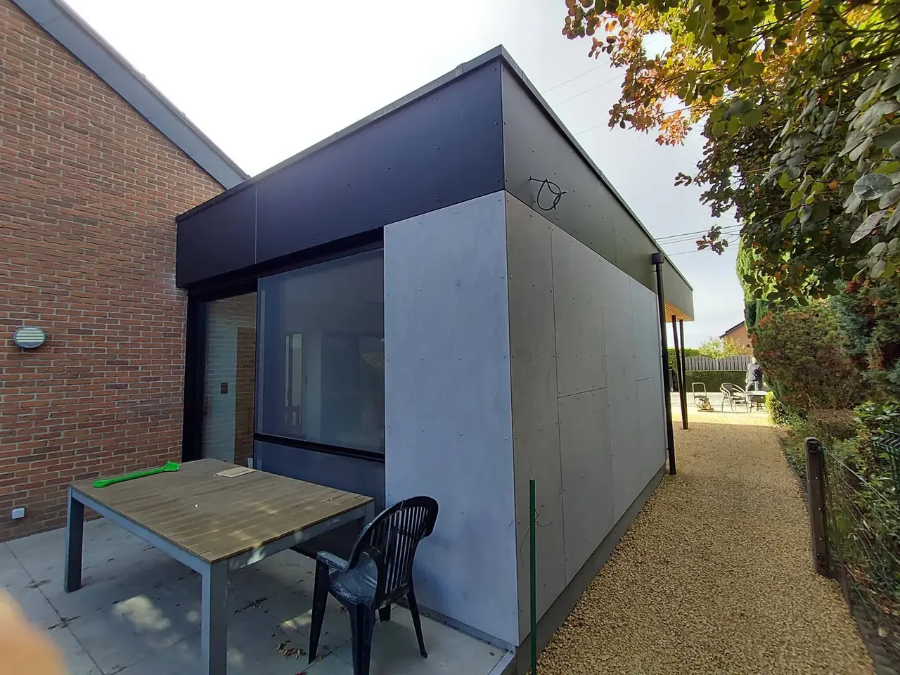 Extension avec terrasse, table et chaise de jardin