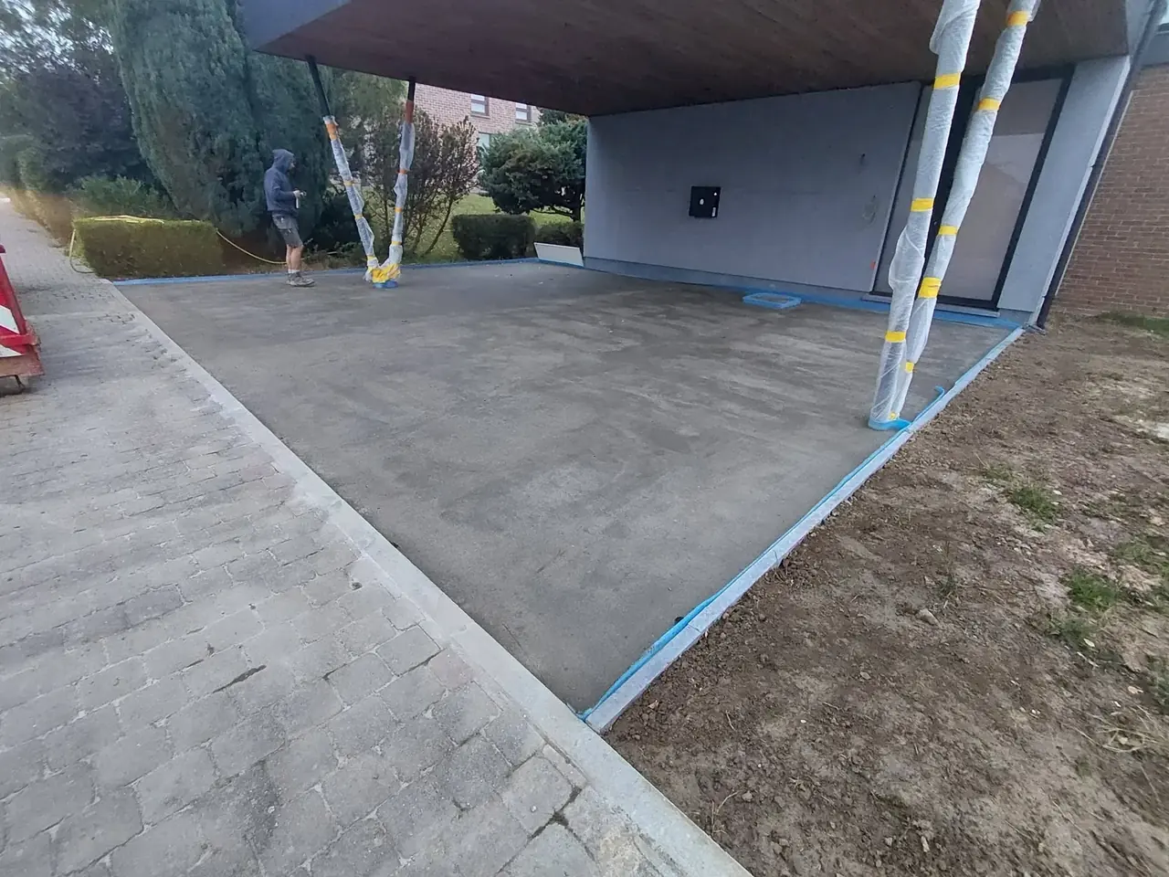 Allée devant le carport avant la pose des pavés