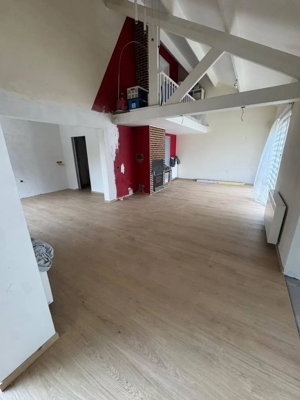 Pièce de vie avec parquet clair et mezzanine