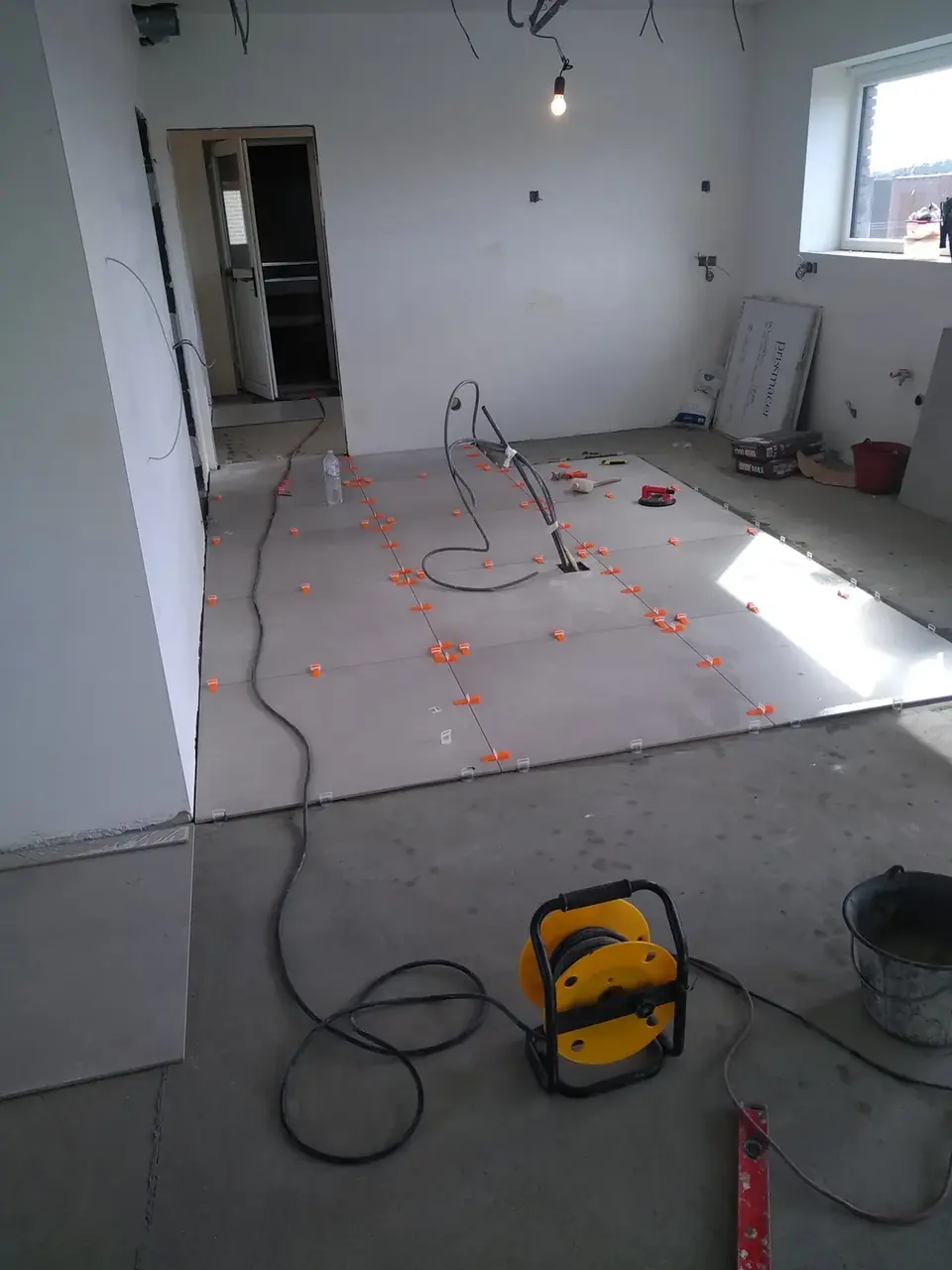 Pièce en cours de carrelage avec fenêtre